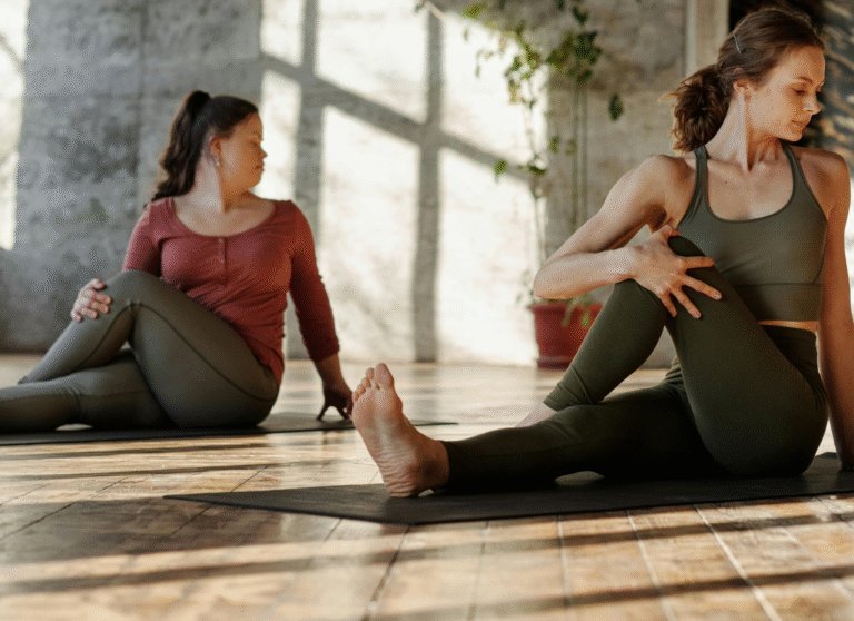 yoga bij rugpijn deze houdingen brengen verlichting  fitplein.nl